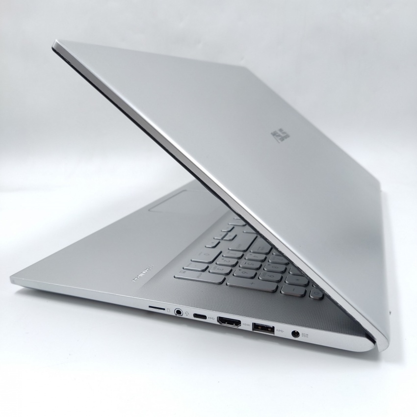 ASUS Vivobook 17 M712