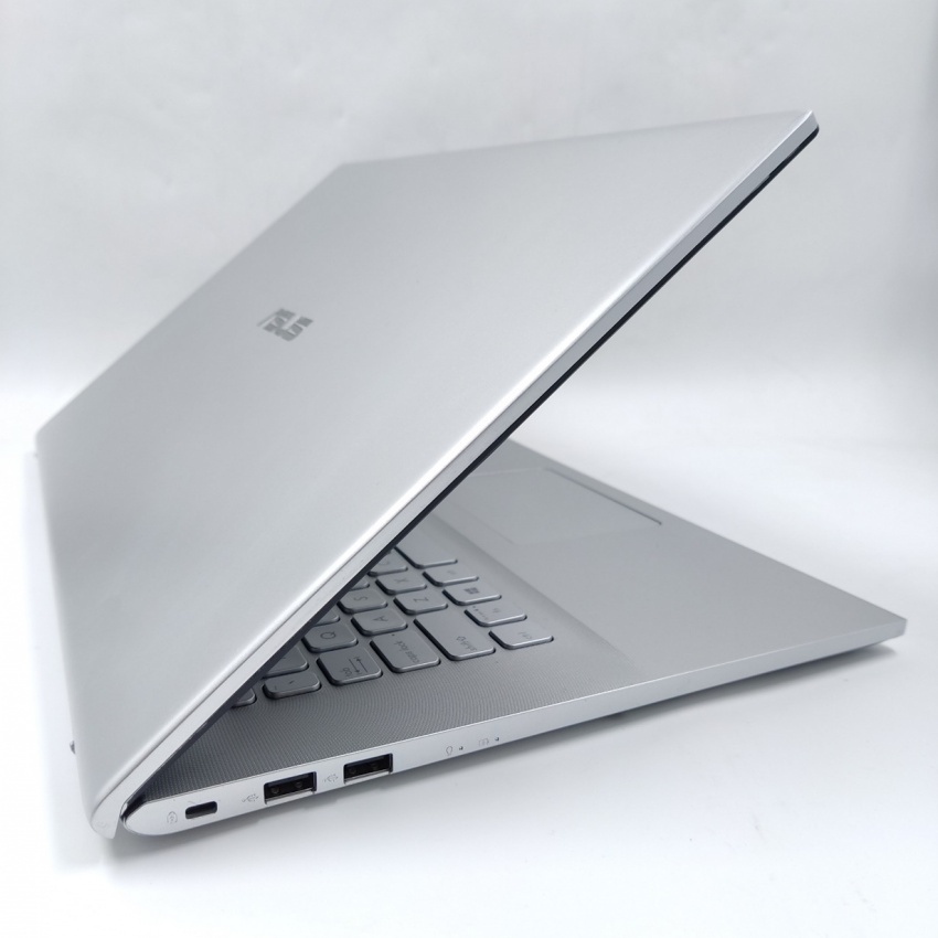 ASUS Vivobook 17 M712